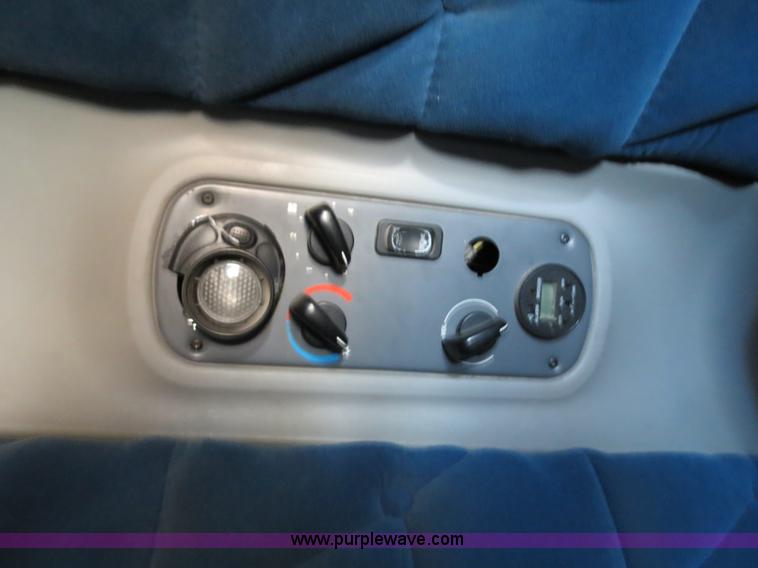 image for item B2300 2006 Freightliner Columbia semi truck