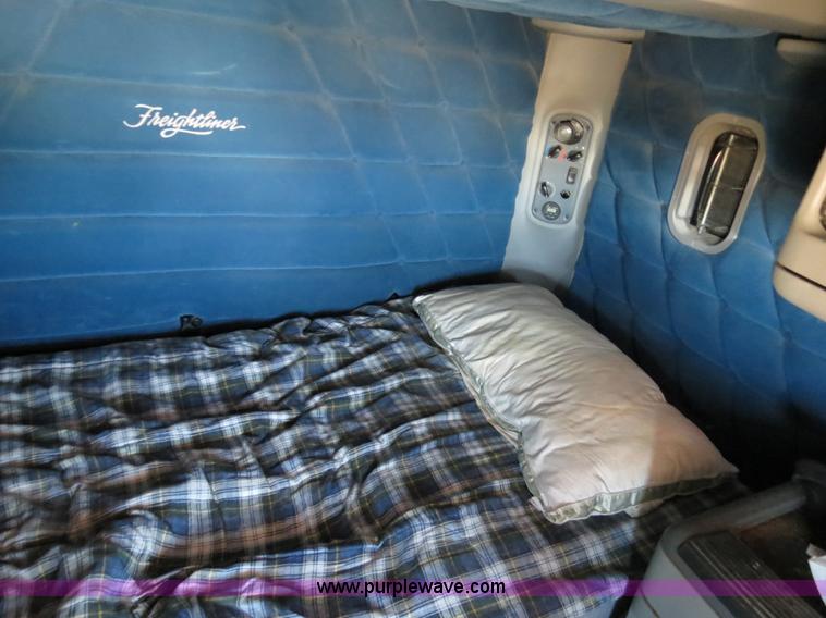 image for item B2300 2006 Freightliner Columbia semi truck