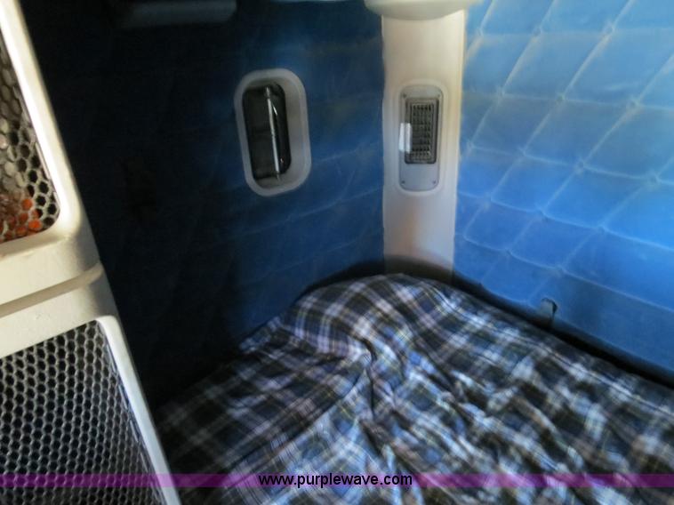 image for item B2300 2006 Freightliner Columbia semi truck