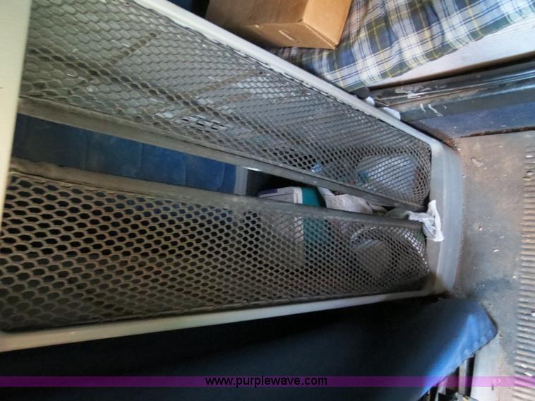 image for item B2300 2006 Freightliner Columbia semi truck