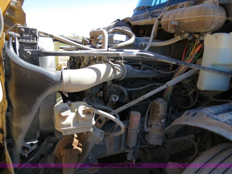 image for item B2300 2006 Freightliner Columbia semi truck