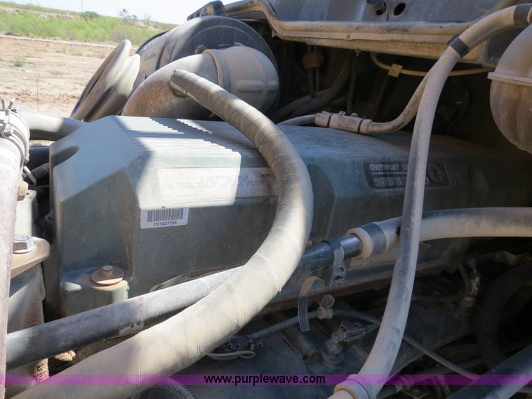 image for item B2300 2006 Freightliner Columbia semi truck