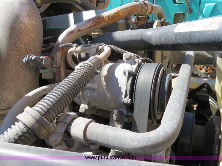 image for item B2300 2006 Freightliner Columbia semi truck