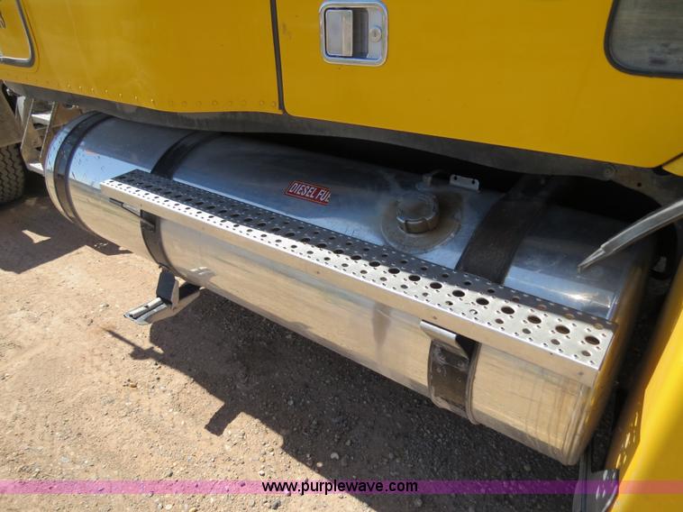 image for item B2300 2006 Freightliner Columbia semi truck