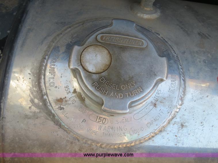 image for item B2300 2006 Freightliner Columbia semi truck