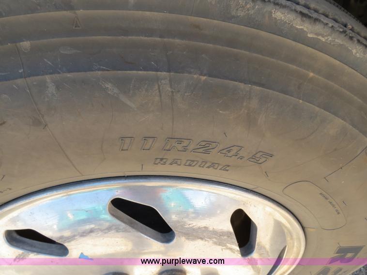 image for item B2300 2006 Freightliner Columbia semi truck