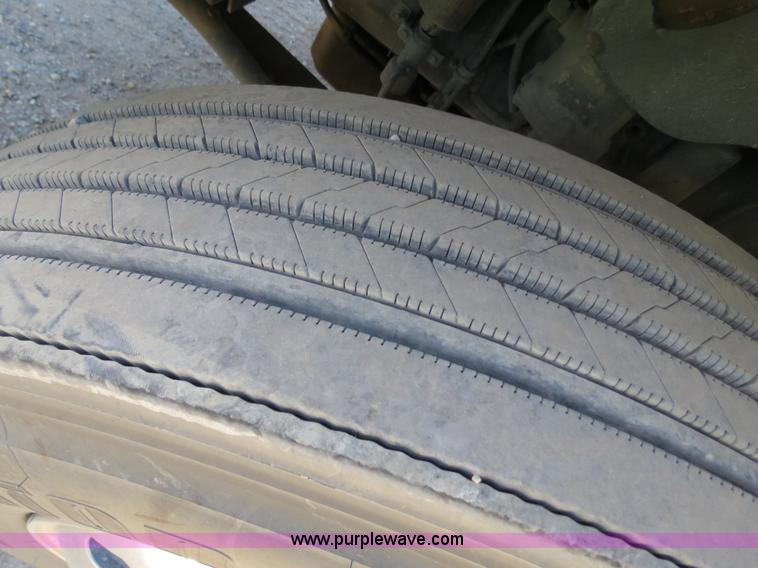 image for item B2300 2006 Freightliner Columbia semi truck