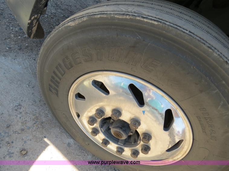 image for item B2300 2006 Freightliner Columbia semi truck