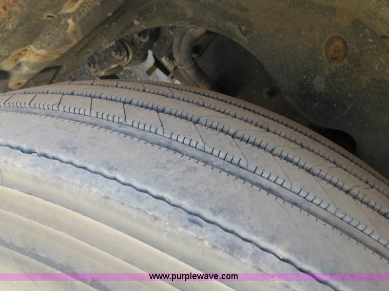 image for item B2300 2006 Freightliner Columbia semi truck