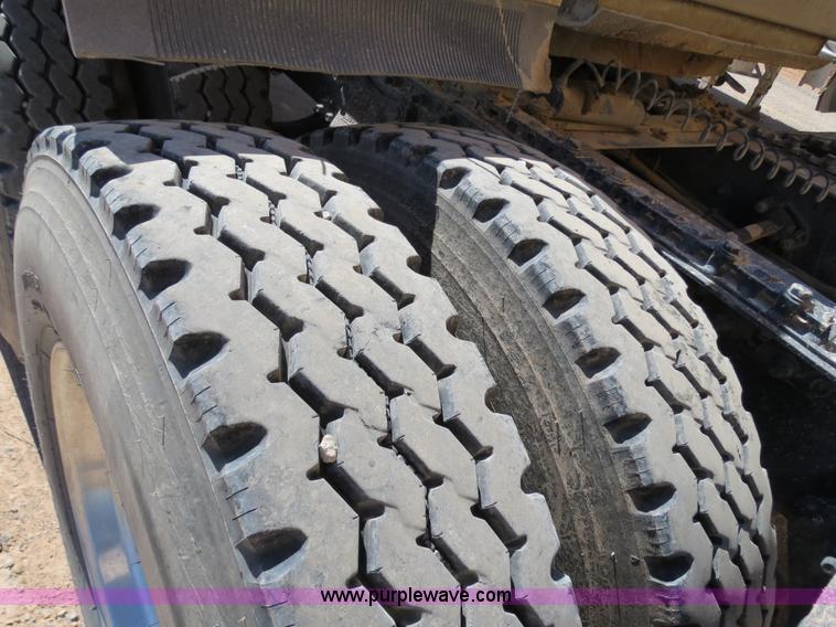 image for item B2300 2006 Freightliner Columbia semi truck