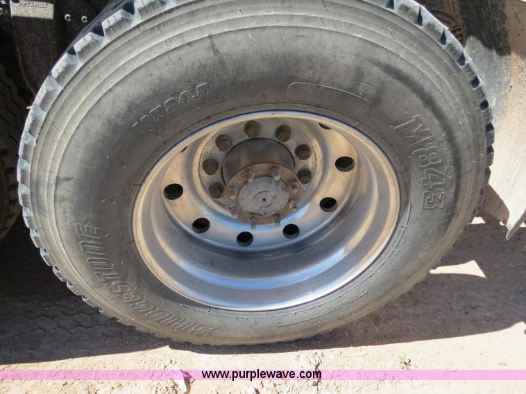 image for item B2300 2006 Freightliner Columbia semi truck