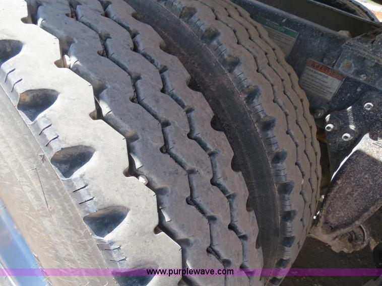 image for item B2300 2006 Freightliner Columbia semi truck