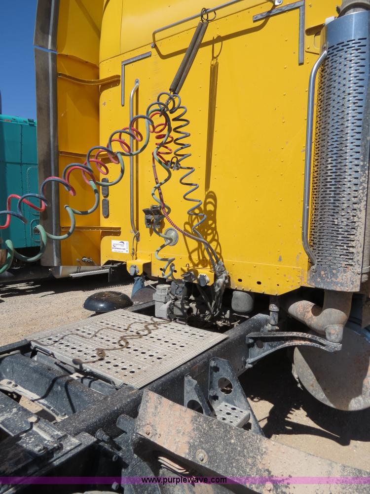 image for item B2300 2006 Freightliner Columbia semi truck