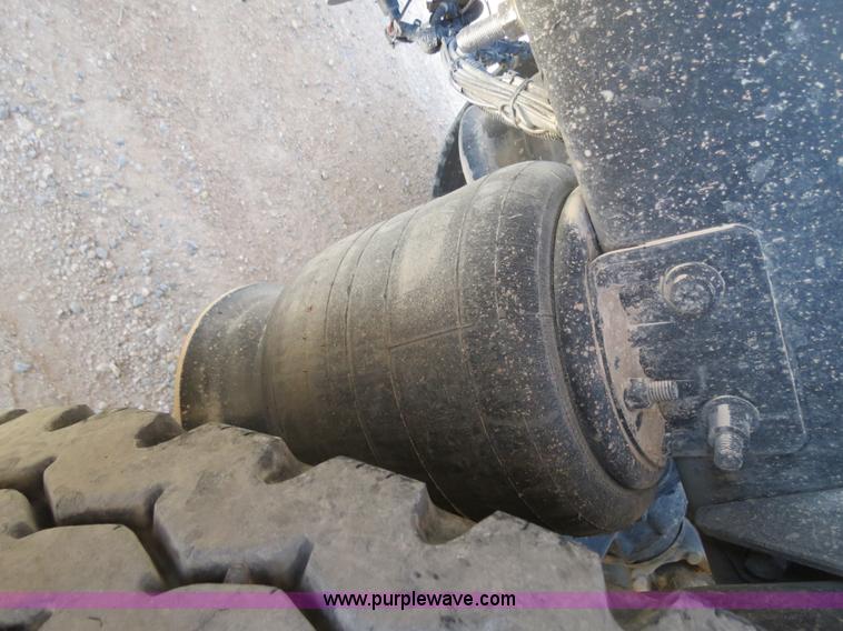 image for item B2300 2006 Freightliner Columbia semi truck