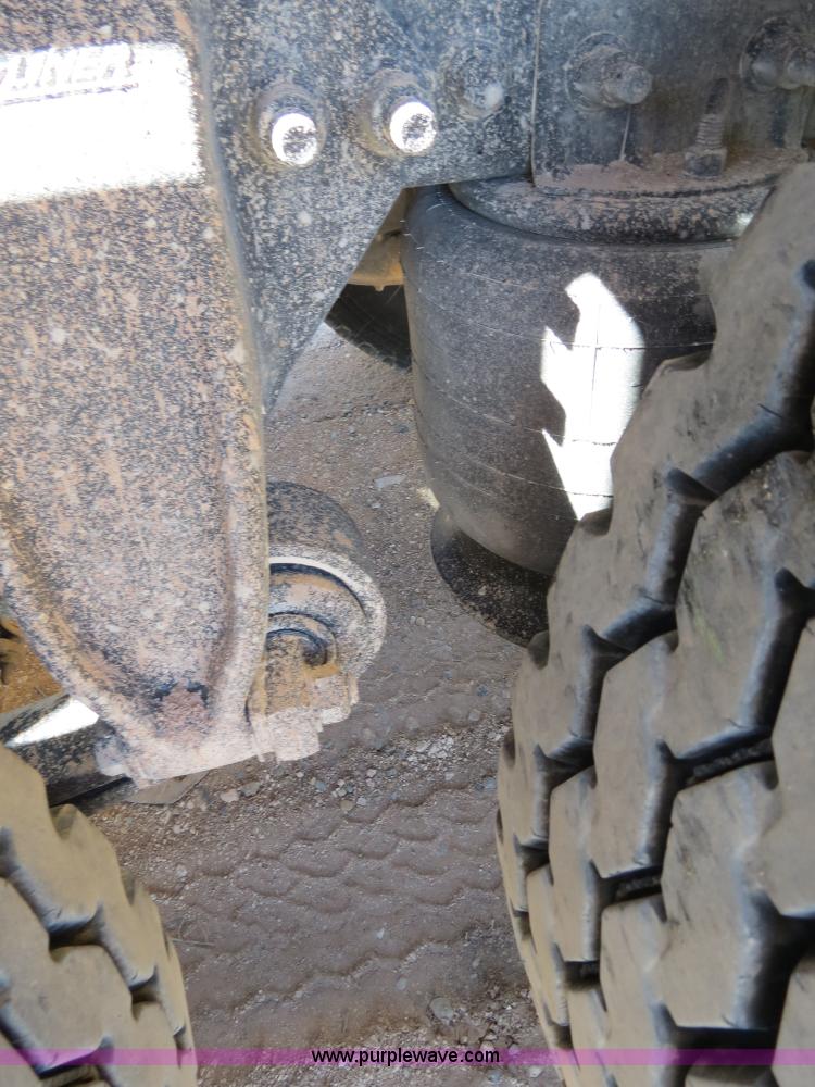 image for item B2300 2006 Freightliner Columbia semi truck