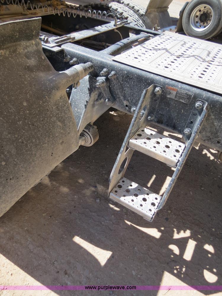 image for item B2300 2006 Freightliner Columbia semi truck