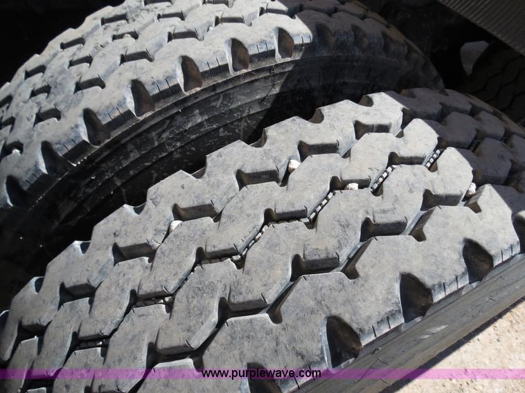 image for item B2300 2006 Freightliner Columbia semi truck