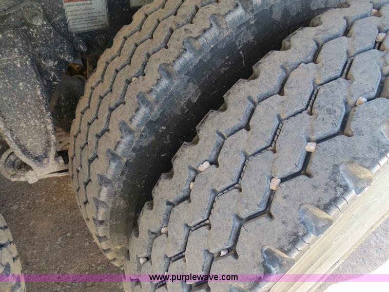 image for item B2300 2006 Freightliner Columbia semi truck