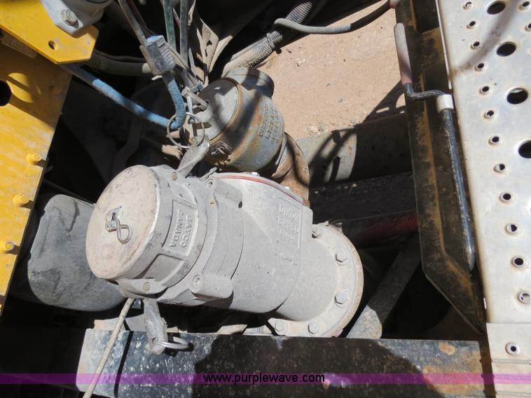 image for item B2300 2006 Freightliner Columbia semi truck