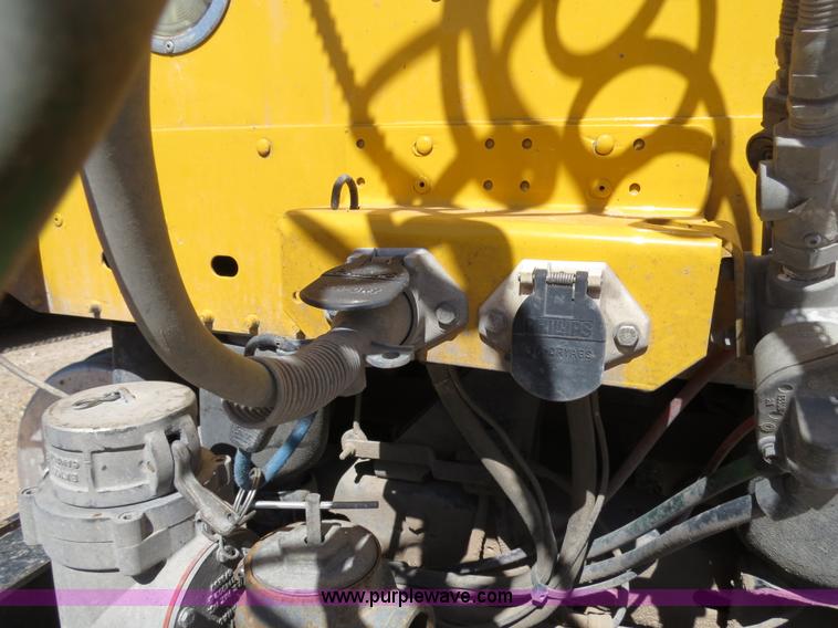 image for item B2300 2006 Freightliner Columbia semi truck