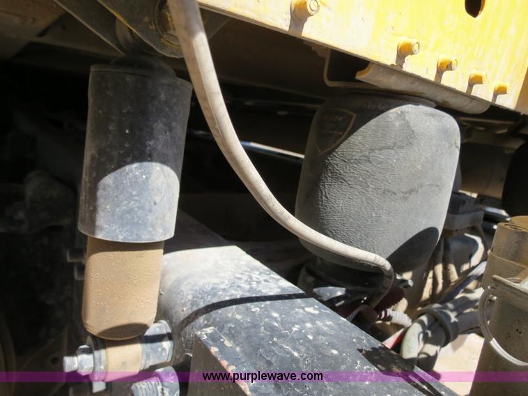 image for item B2300 2006 Freightliner Columbia semi truck