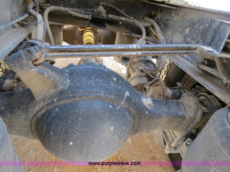 image for item B2300 2006 Freightliner Columbia semi truck