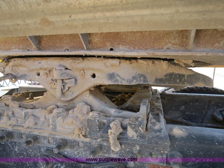 image for item B2300 2006 Freightliner Columbia semi truck