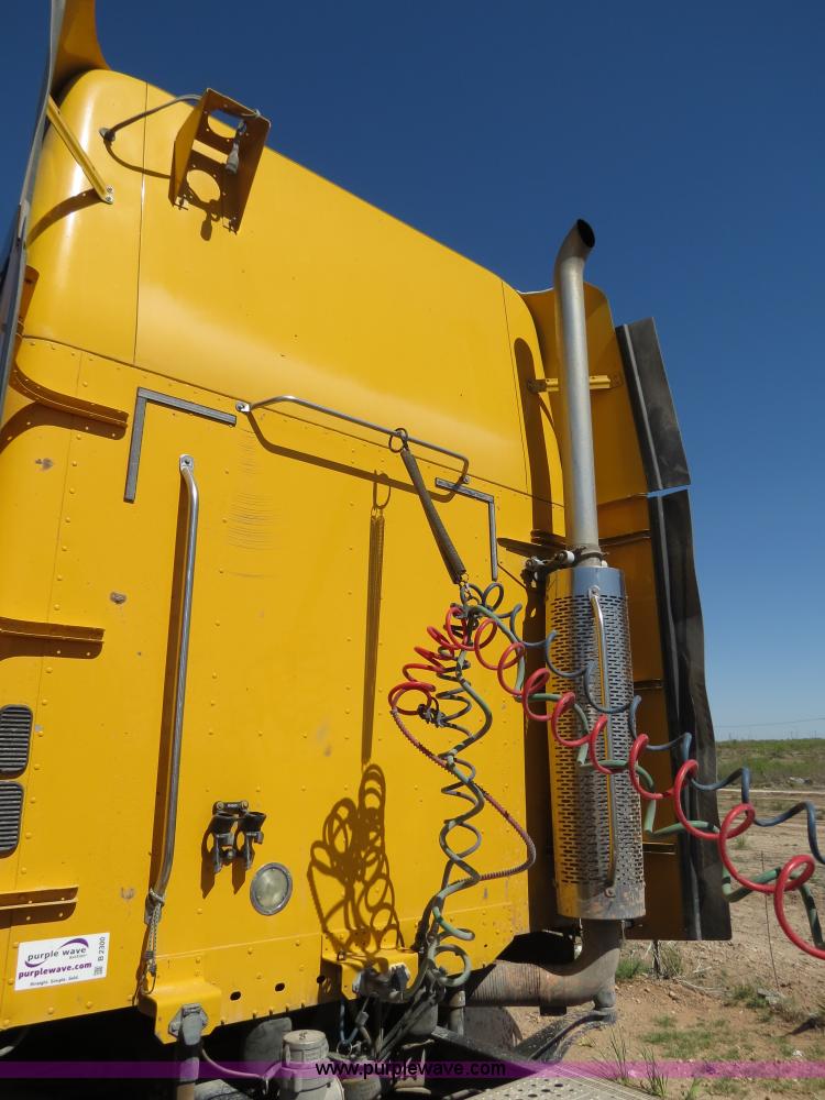 image for item B2300 2006 Freightliner Columbia semi truck