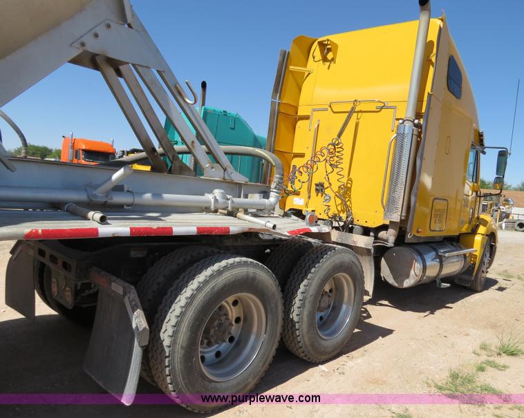 image for item B2300 2006 Freightliner Columbia semi truck