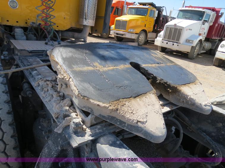 image for item B2300 2006 Freightliner Columbia semi truck