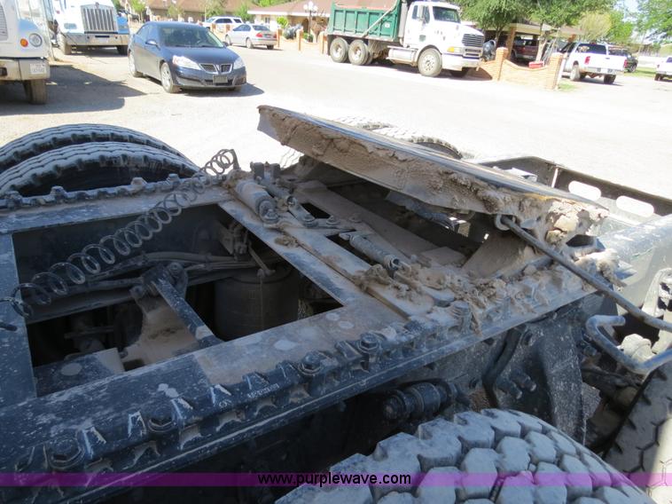 image for item B2300 2006 Freightliner Columbia semi truck