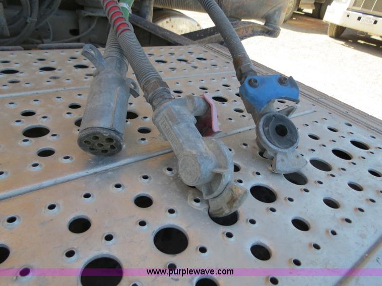 image for item B2300 2006 Freightliner Columbia semi truck