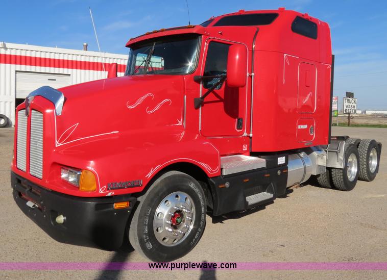 image for item B2310 2003 Kenworth T600 semi truck