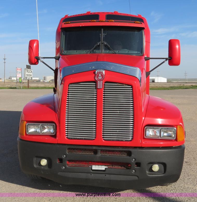image for item B2310 2003 Kenworth T600 semi truck