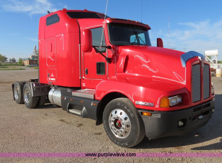 image for item B2310 2003 Kenworth T600 semi truck