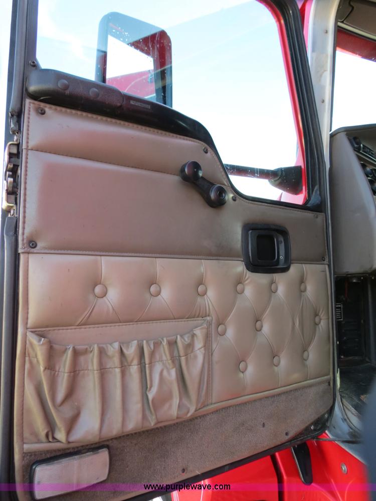 image for item B2310 2003 Kenworth T600 semi truck