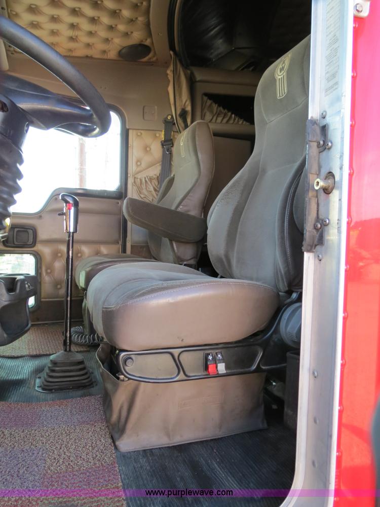 image for item B2310 2003 Kenworth T600 semi truck