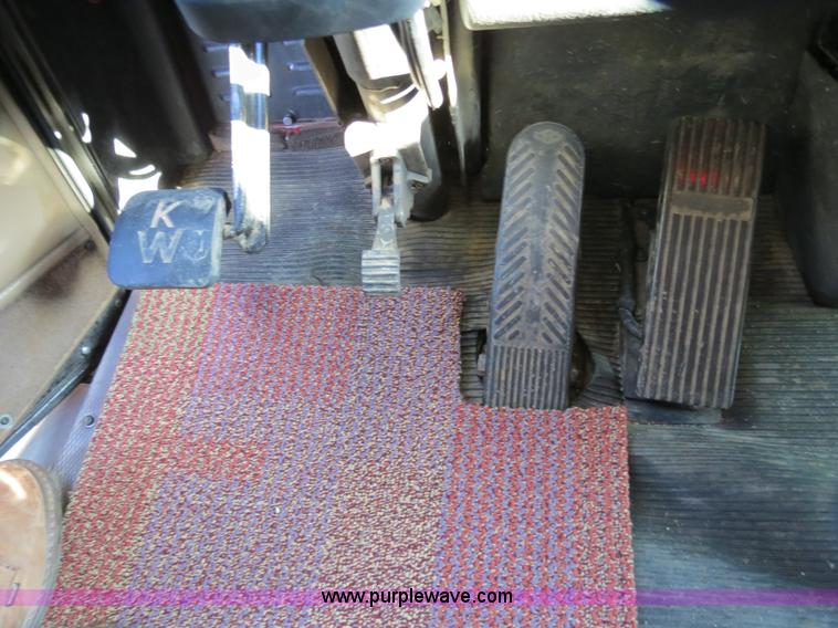 image for item B2310 2003 Kenworth T600 semi truck