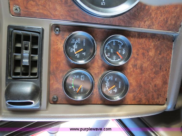 image for item B2310 2003 Kenworth T600 semi truck