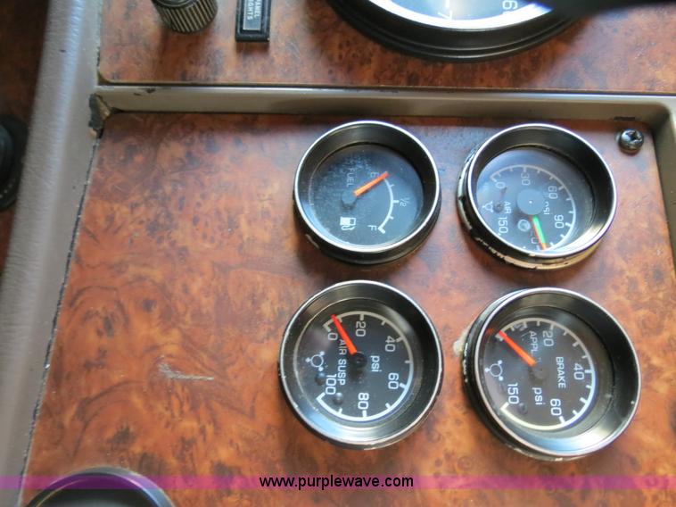 image for item B2310 2003 Kenworth T600 semi truck