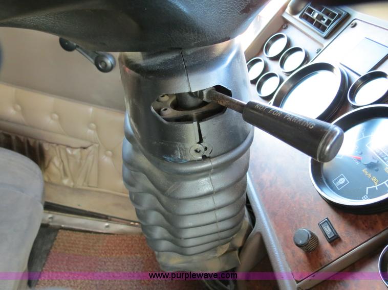 image for item B2310 2003 Kenworth T600 semi truck