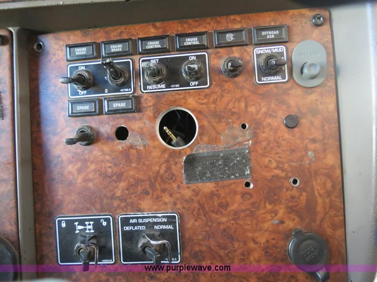 image for item B2310 2003 Kenworth T600 semi truck