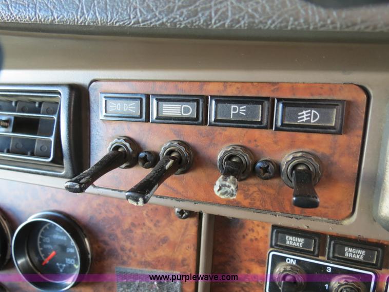 image for item B2310 2003 Kenworth T600 semi truck