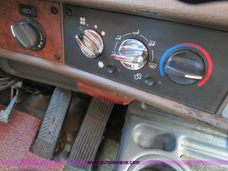 image for item B2310 2003 Kenworth T600 semi truck