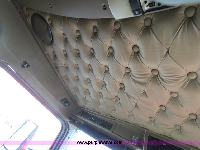 image for item B2310 2003 Kenworth T600 semi truck