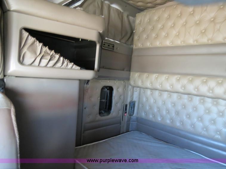 image for item B2310 2003 Kenworth T600 semi truck