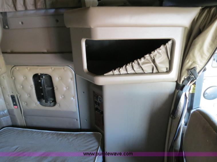 image for item B2310 2003 Kenworth T600 semi truck