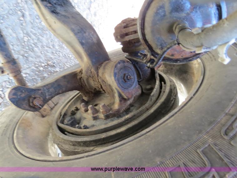 image for item B2310 2003 Kenworth T600 semi truck