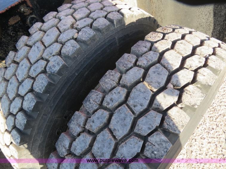 image for item B2310 2003 Kenworth T600 semi truck