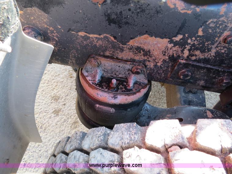 image for item B2310 2003 Kenworth T600 semi truck